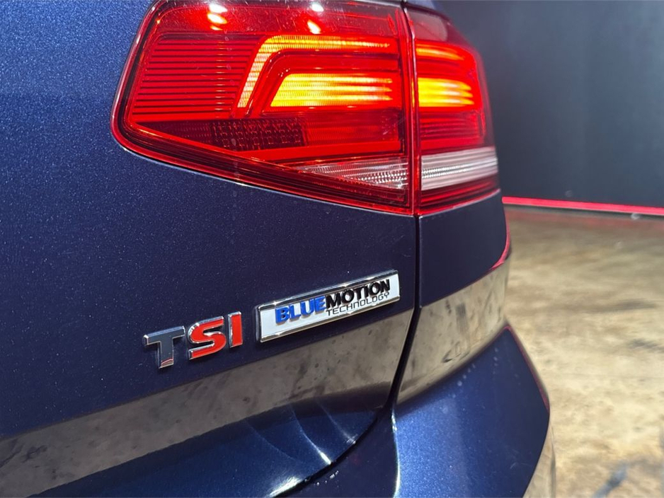 2016 Volkswagen Passat - image 11