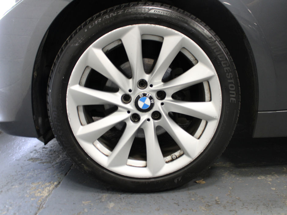 2018 BMW 3 Series - image 32