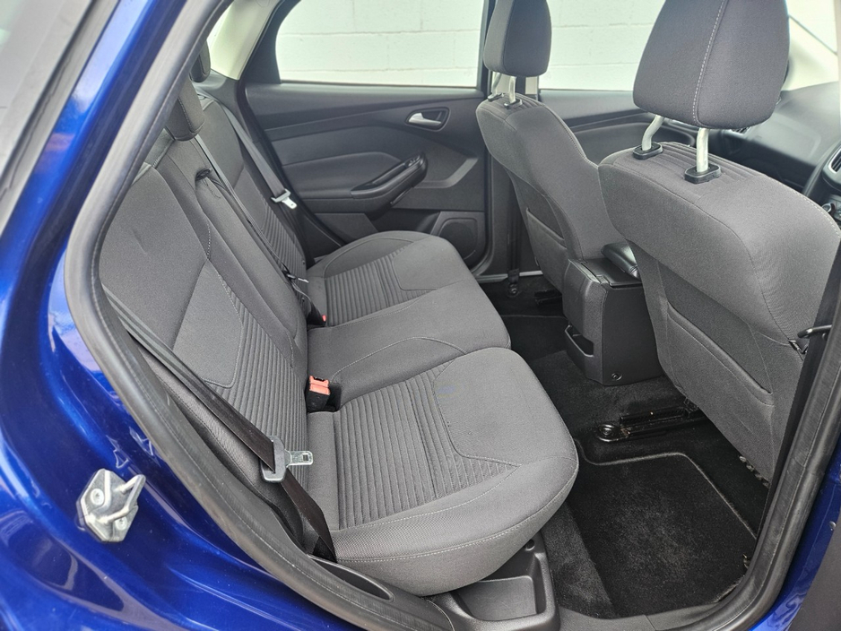 2016 Ford Focus - image 12