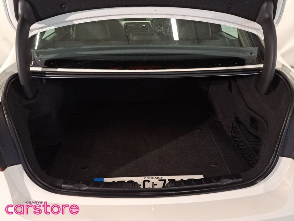 2017 BMW 3 Series - image 19