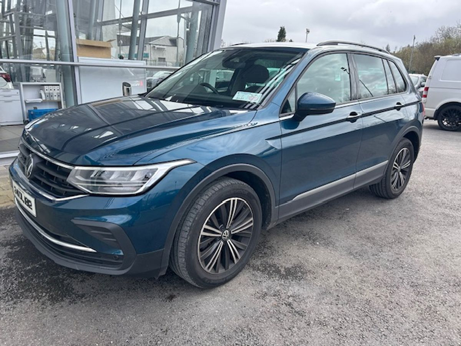 2024 Volkswagen Tiguan - image 2