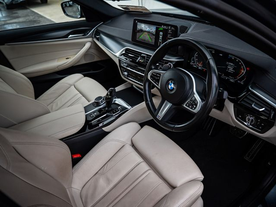 2022 BMW 5 Series - image 8