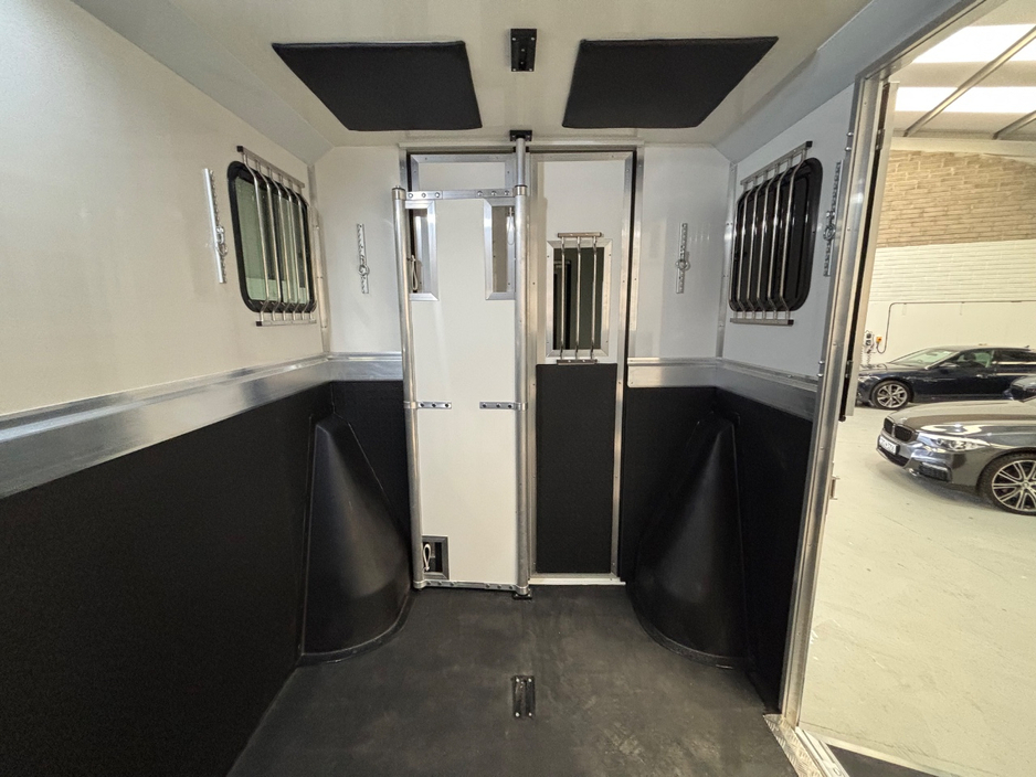 2021 Opel Movano - image 10