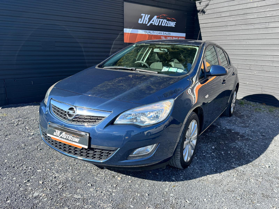 2011 Opel Astra - image 3