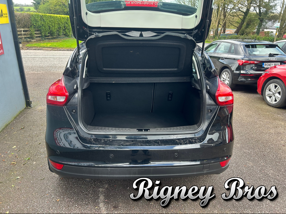 2017 Ford Focus - image 9