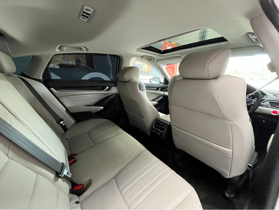 2018 Honda Accord - image 16