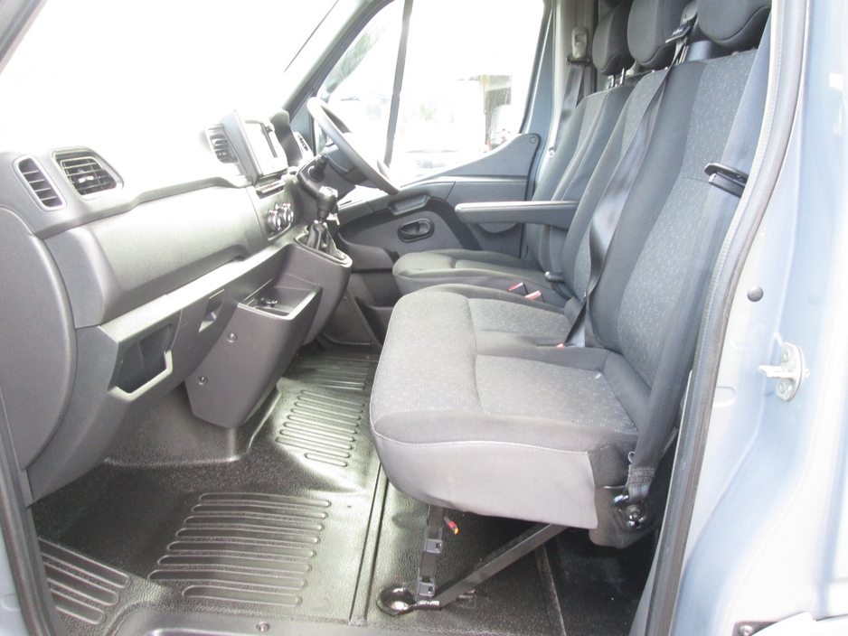 2021 Opel Movano - image 11