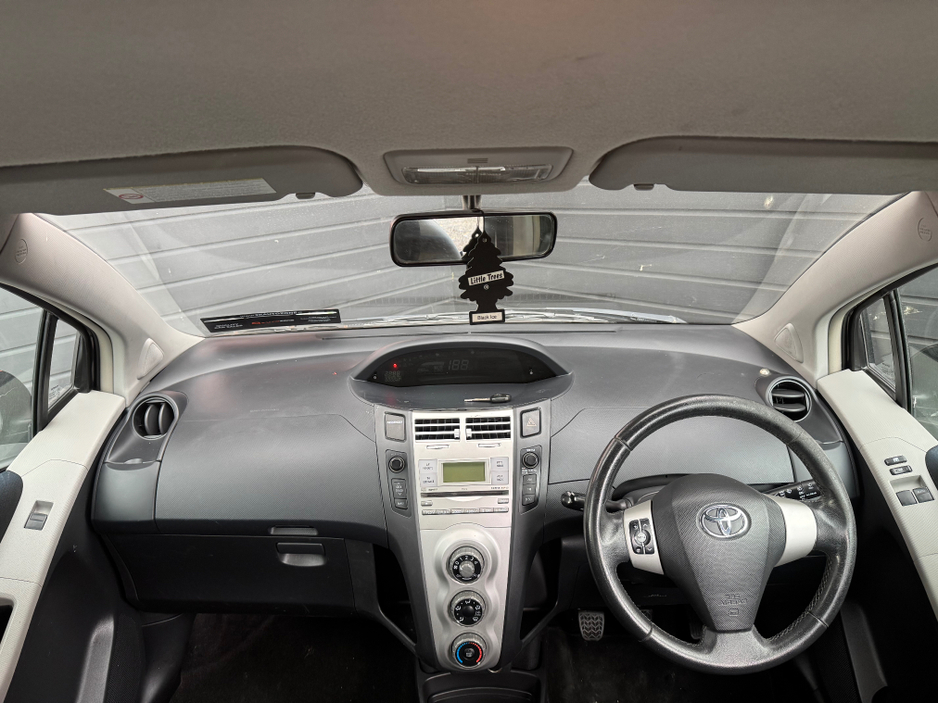 2009 Toyota Yaris - image 12