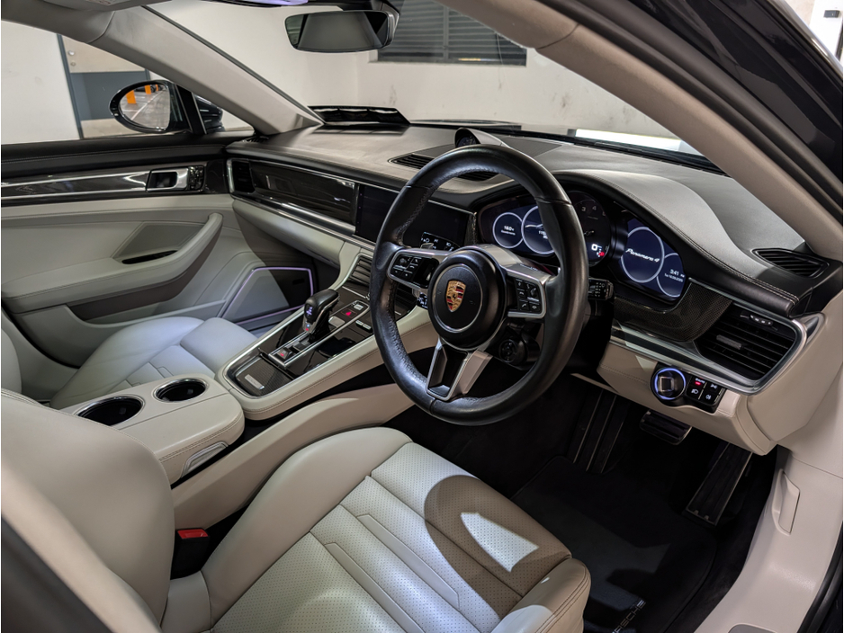 2018 Porsche Panamera - image 18