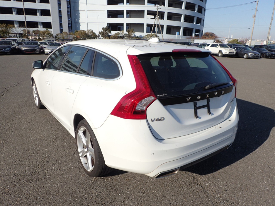 2018 Volvo V60 - image 6