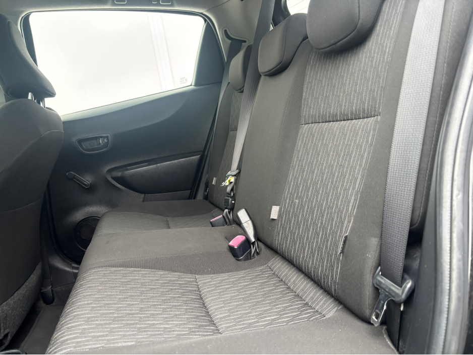 2012 Toyota Yaris - image 10