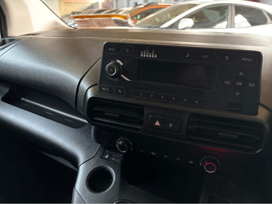 2022 Toyota Proace City - image 7