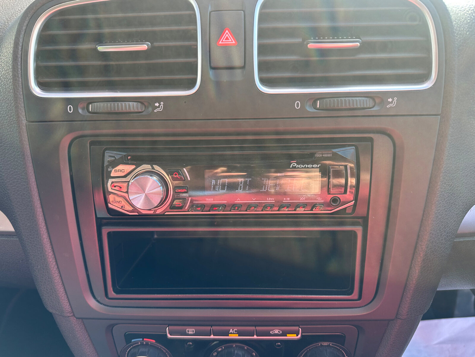 2011 Volkswagen Golf - image 7