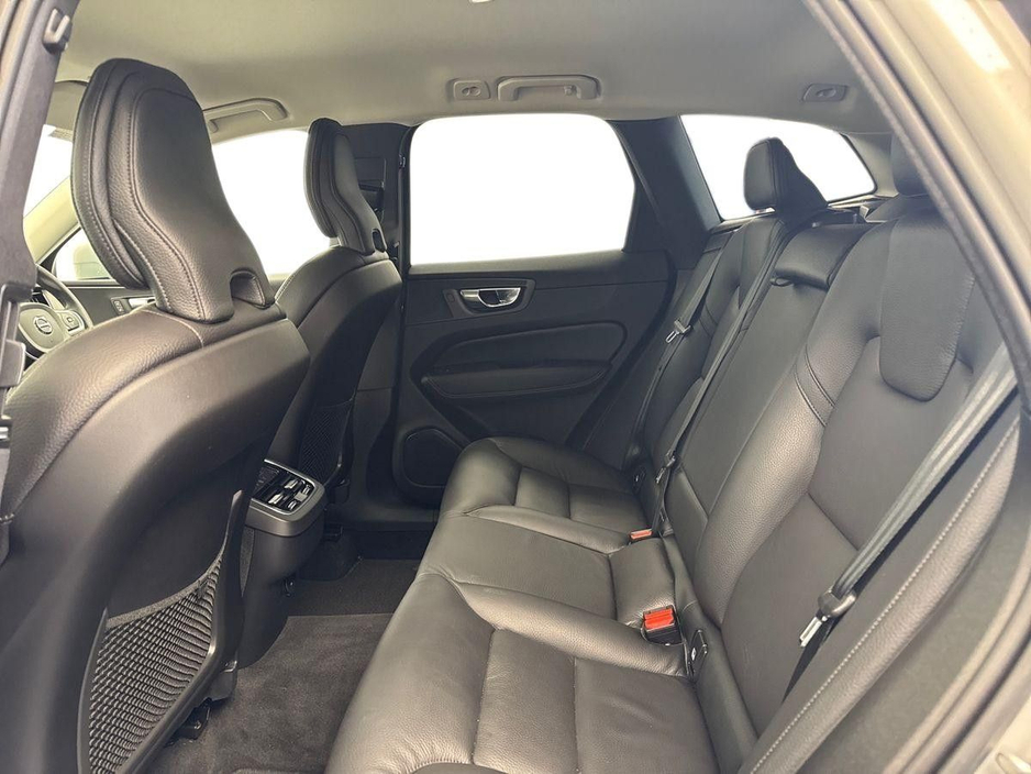 2022 Volvo XC60 - image 10