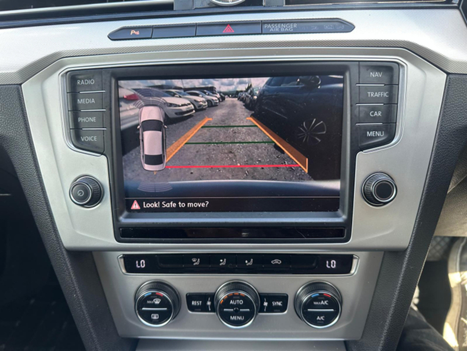 2016 Volkswagen Passat - image 18