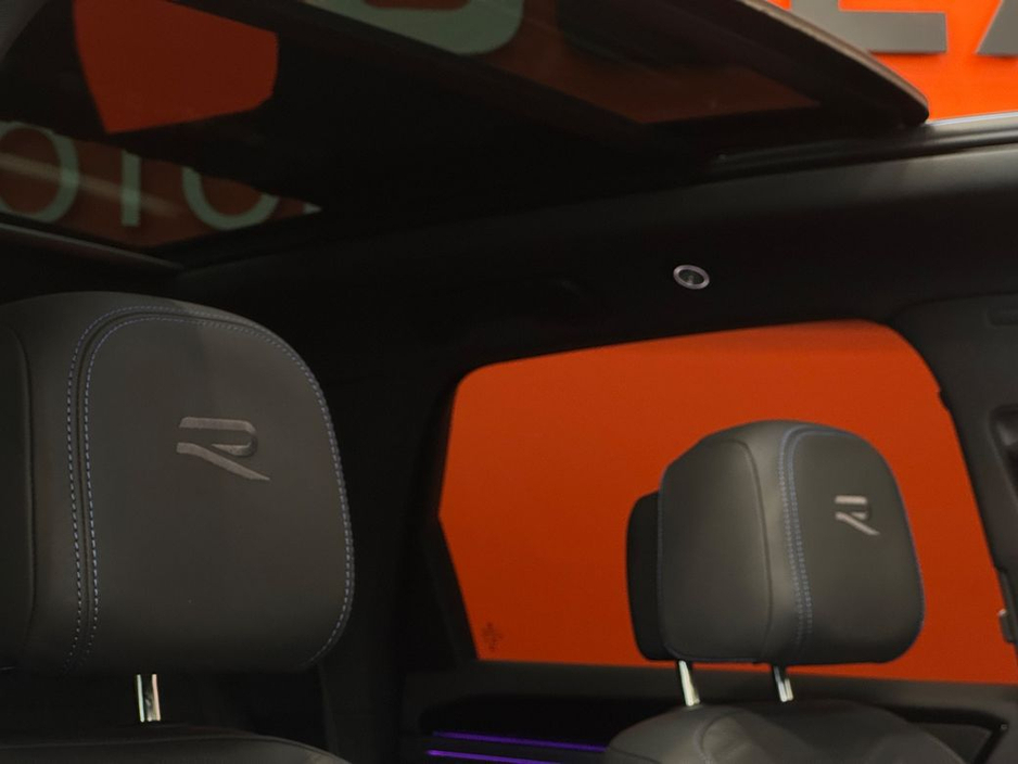 2025 Volkswagen Touareg - image 4