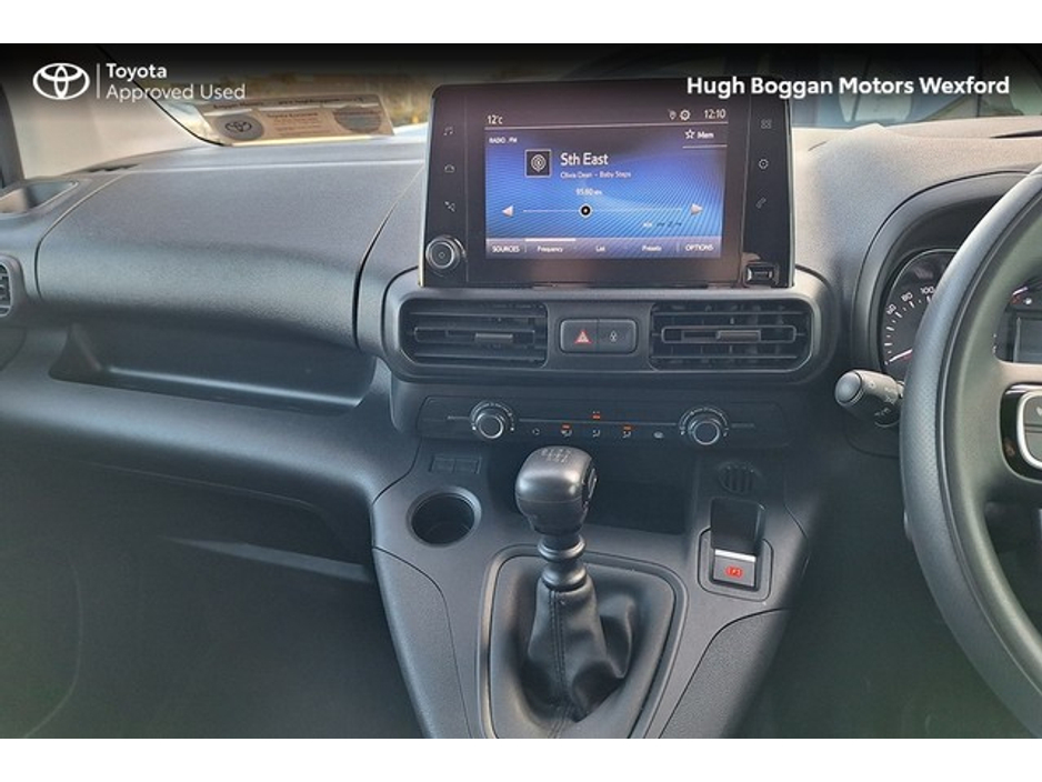 2024 Toyota Proace City - image 13