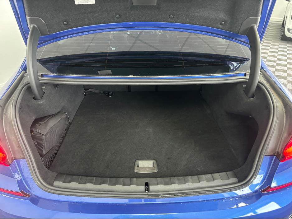 2020 BMW 3 Series - image 14