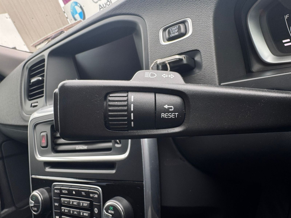 2017 Volvo V60 - image 23