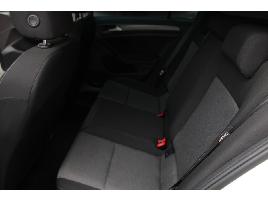 2016 Volkswagen Golf - image 19