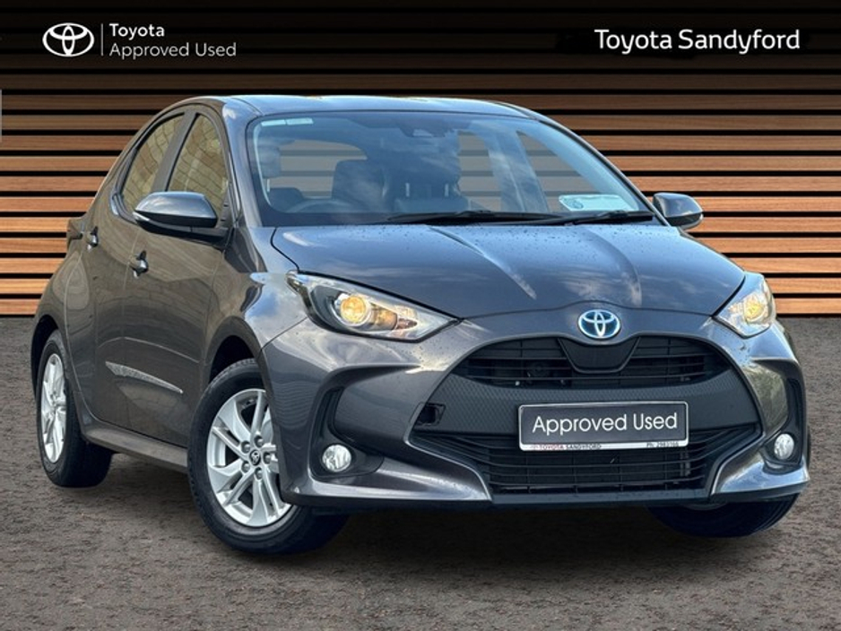 2023 Toyota Yaris HYBRID LUNA // REAR CAMERA // TOYOTA SAFETY SENSE // BLUETOOTH // AIR CON // FULL WARRANTY €23,945