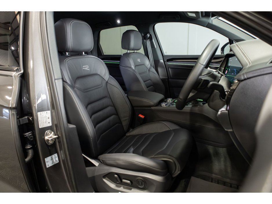 2025 Volkswagen Touareg - image 10