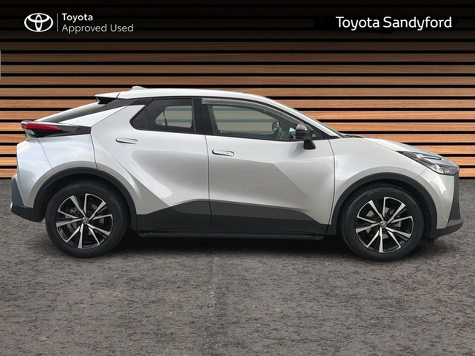 2025 Toyota C-HR SPORT PLUS SIDESTEPS & EXTRAS // HEATED SEATS // APPLE CARPLAY/ANDROID AUTO // SIDE STEPS // WIND DEFLECTORS // FULL WARRANTY €37,945