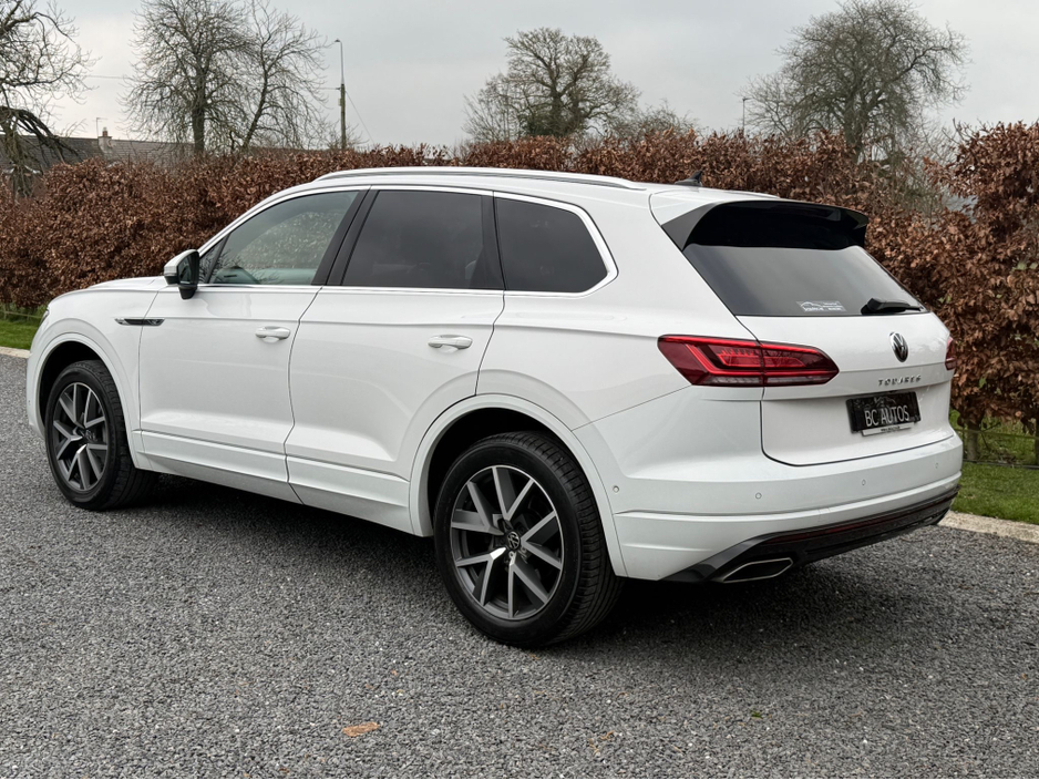 2023 Volkswagen Touareg - image 5