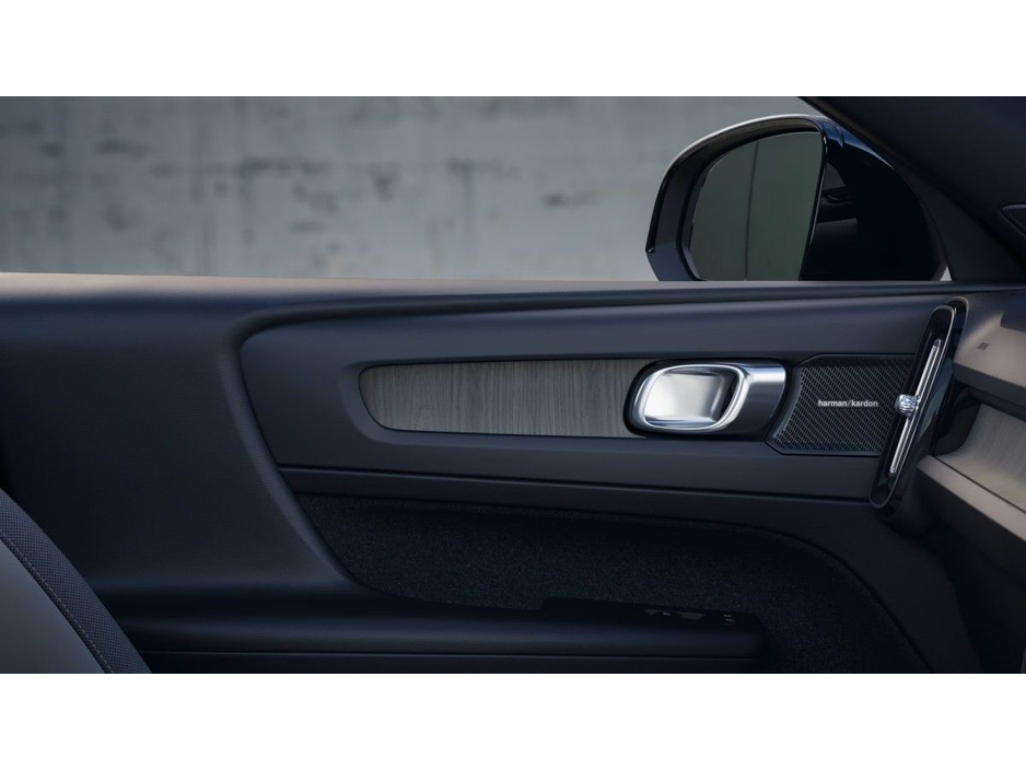 2026 Volvo EX40 - image 11