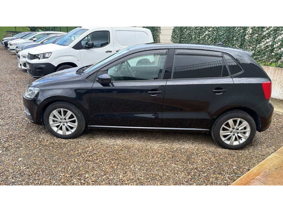 2015 Volkswagen Polo - image 3