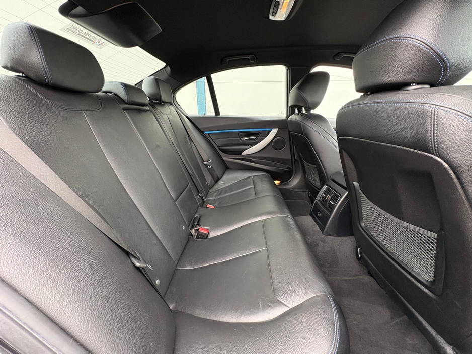 2018 BMW 3 Series - image 5