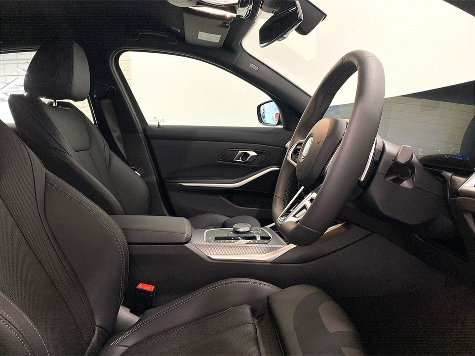 2025 BMW 3 Series - image 12