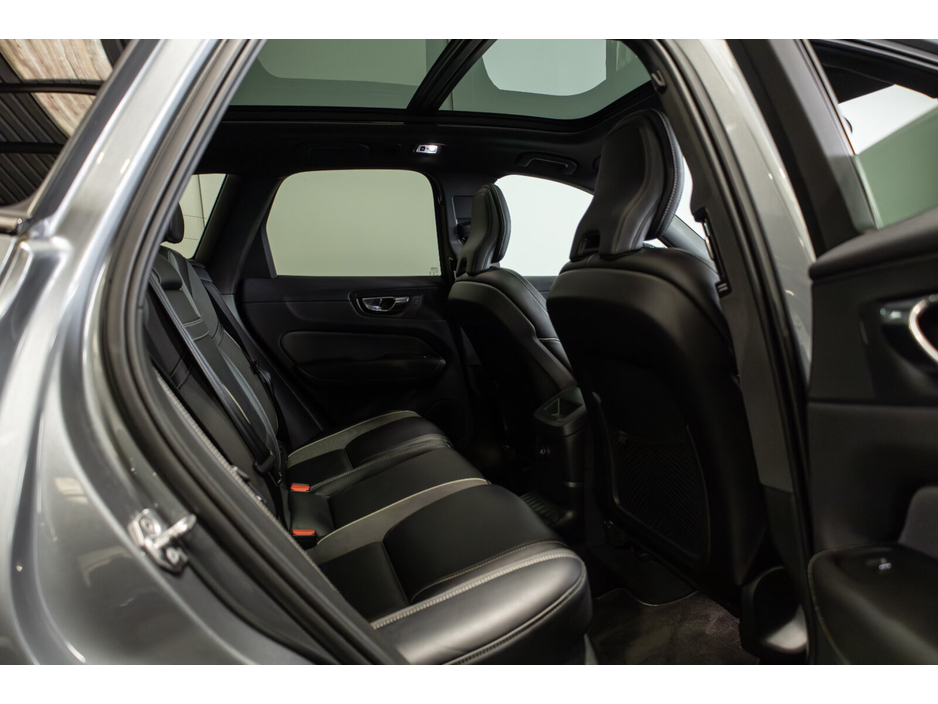 2020 Volvo XC60 - image 12