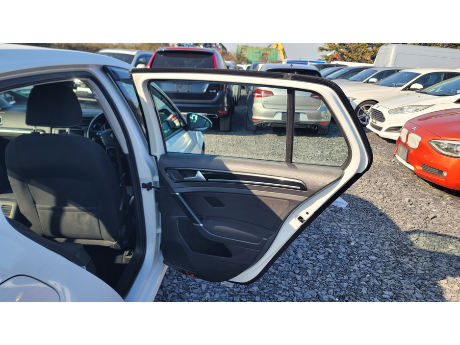 2014 Volkswagen Golf - image 11