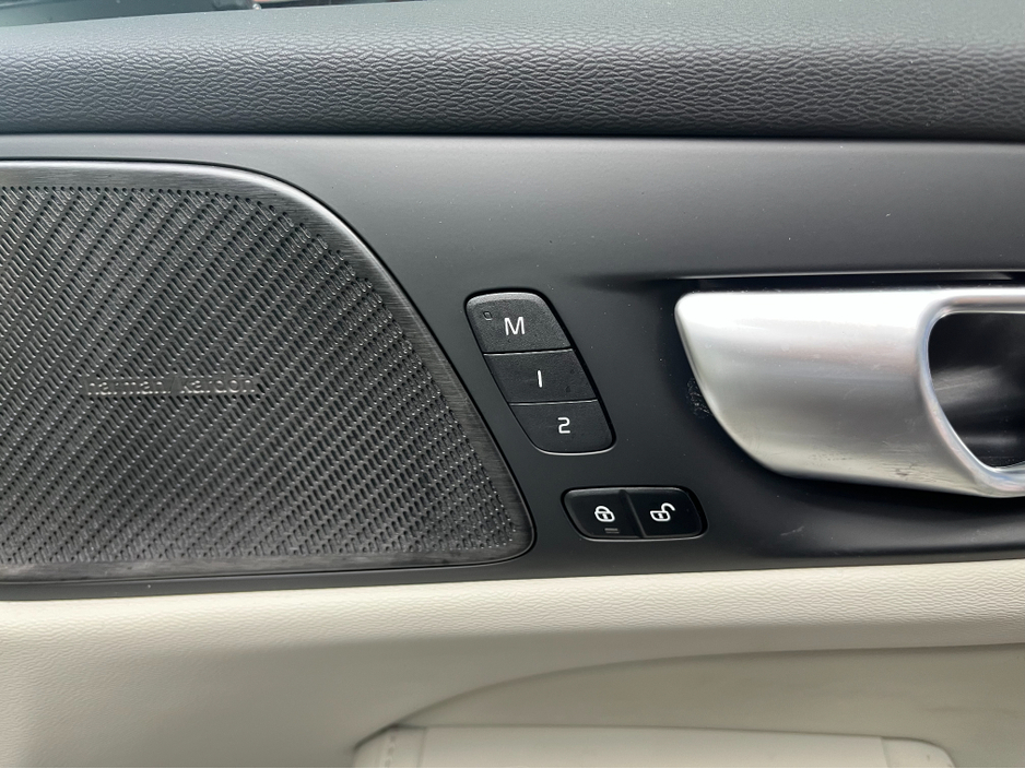 2024 Volvo V60 - image 13