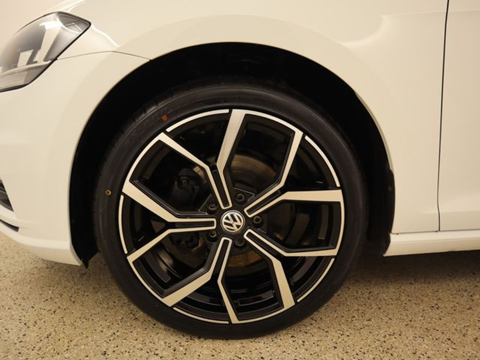 2017 Volkswagen Golf - image 18