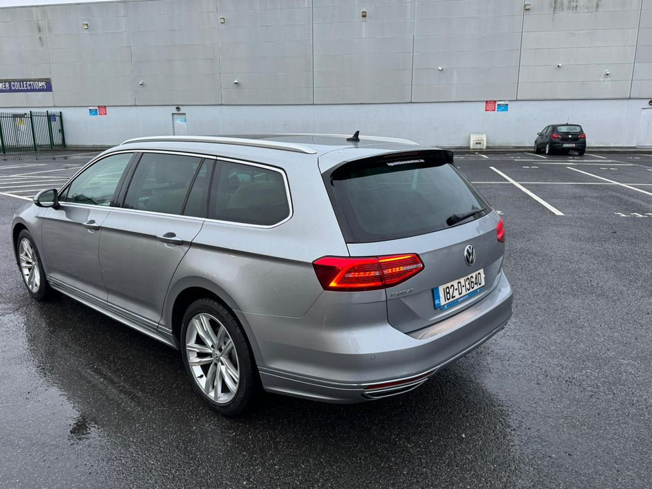 2018 Volkswagen Passat - image 3