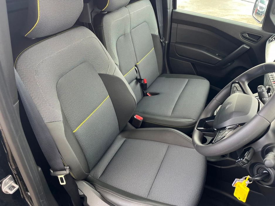 2025 Renault Kangoo - image 11