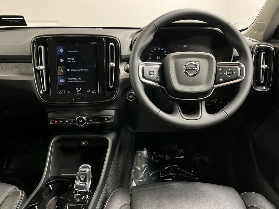2022 Volvo XC40 - image 14