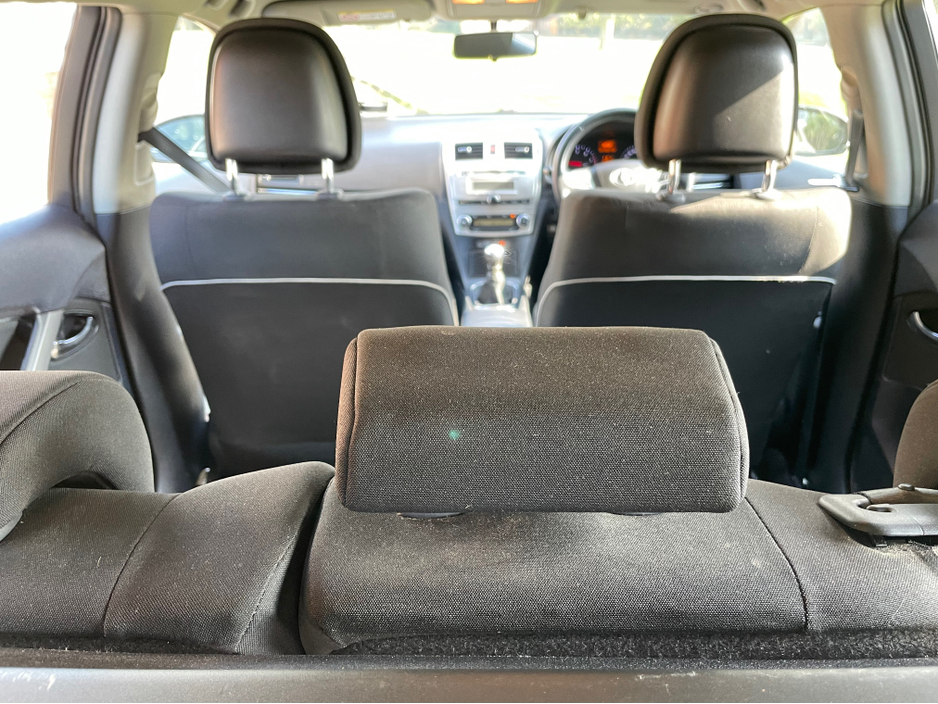 2013 Toyota Avensis - image 12