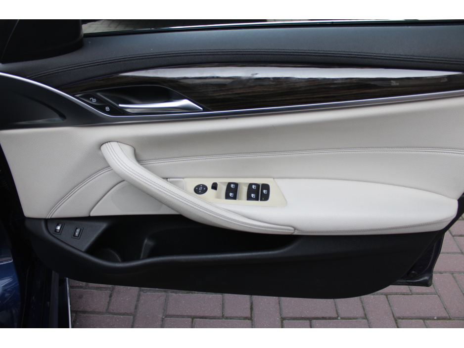 2019 BMW 5 Series - image 10