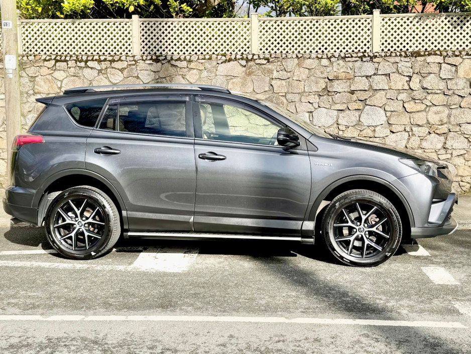 2017 Toyota Rav4 - image 4