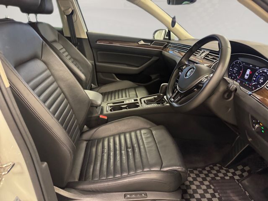 2018 Volkswagen Passat - image 11