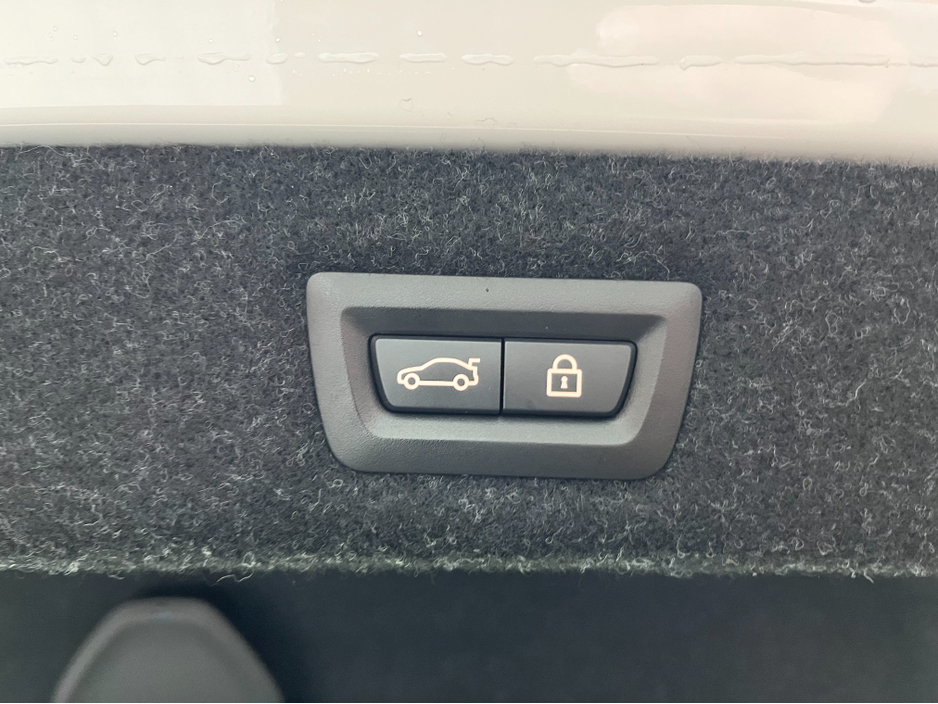 2017 BMW 5 Series - image 7