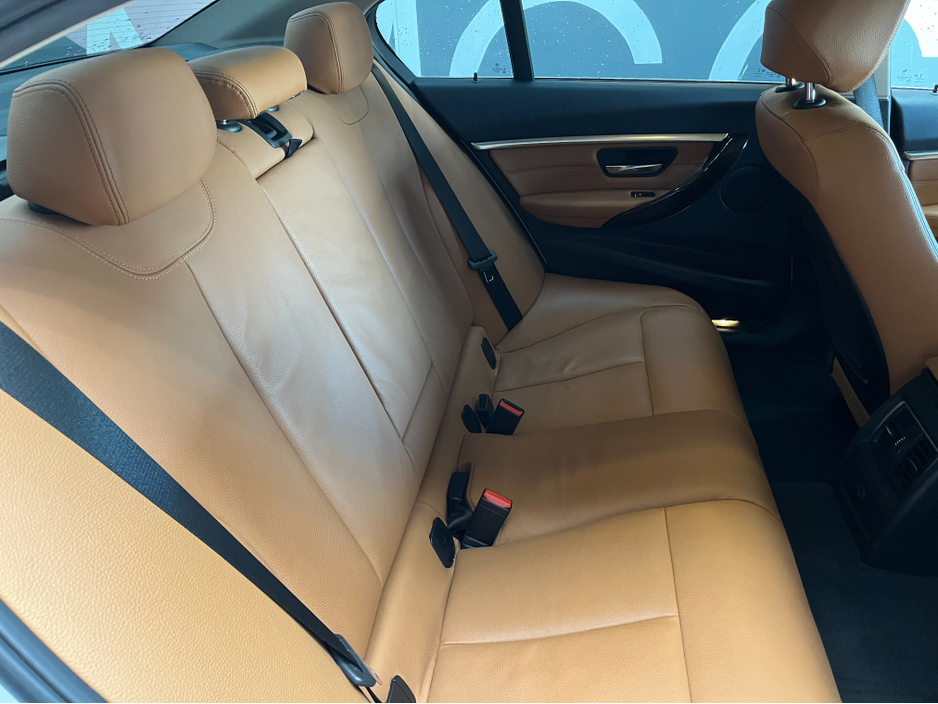 2018 BMW 3 Series - image 14