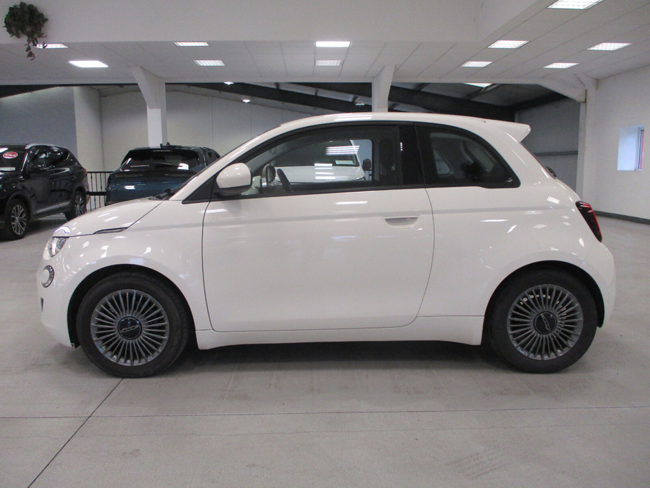 2023 Fiat 500 - image 9