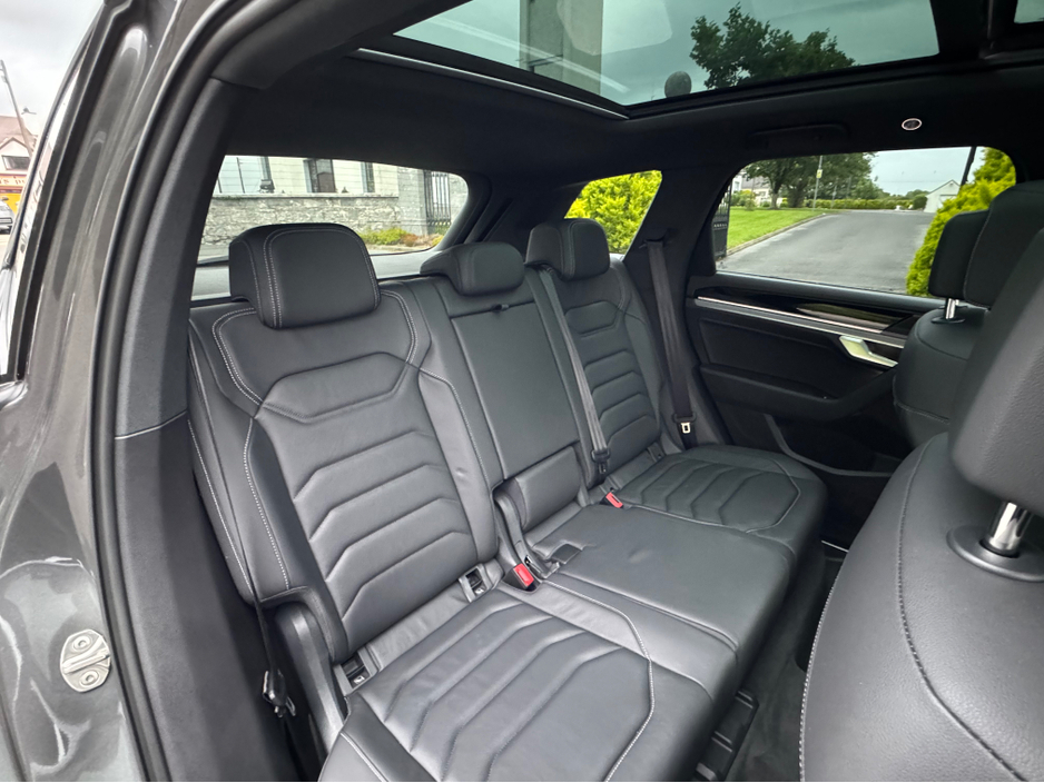 2024 Volkswagen Touareg - image 15