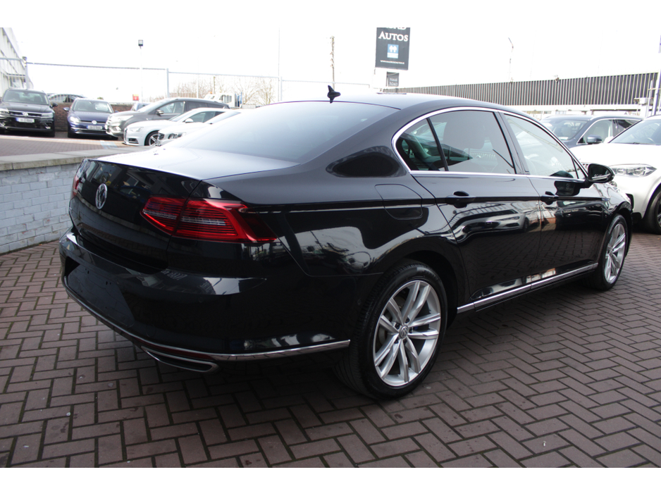 2016 Volkswagen Passat - image 4