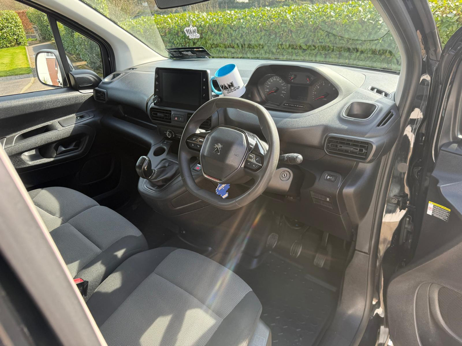 2019 Peugeot Partner - image 11