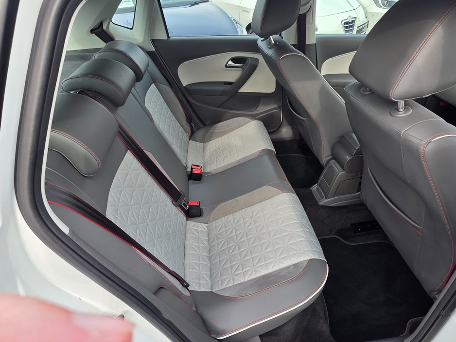 2016 Volkswagen Polo - image 13